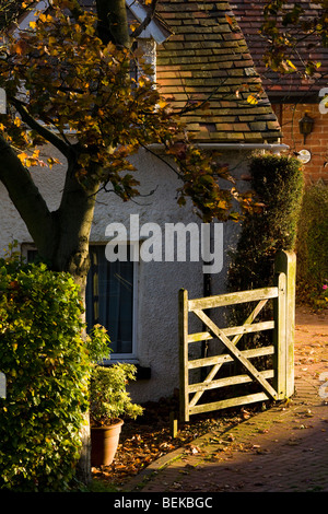 Typisch englisches Dorf Herbst Szene Stockfoto