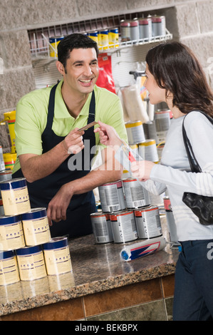 Frau, die Zahlung per Kreditkarte in einem Baumarkt Stockfoto