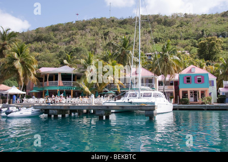 Katamaran festgemacht vor Pusser es Landung am Soper es Hole, BVI Stockfoto