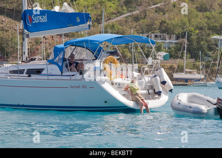 Menschen entspannen Sie sich auf eine Sunsail Charter yacht am Soper es Hole, BVI Stockfoto