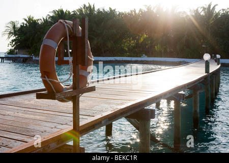 Pier auf einer kleinen Insel in den Malediven Stockfoto