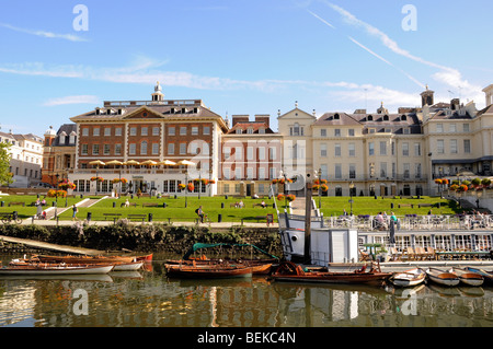 Historischen Ufer des Richmond Upon Thames, Surrey am blauen fuhr Tag vertäut Ruderboote bis. Stockfoto