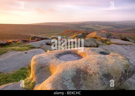 Higger Tor an einem Sommer-morgen bei Tagesanbruch im Peak District National Park Stockfoto