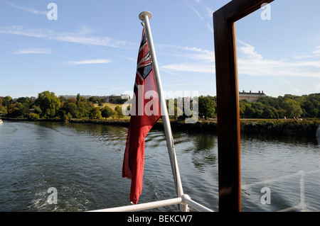 Richmond Hill, Surrey, gesehen von der Themse Türke Bootsfahrt und Petersham Wiesen, Surrey. Stockfoto