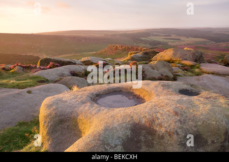 Higger Tor an einem Sommer-morgen bei Tagesanbruch im Peak District National Park Stockfoto