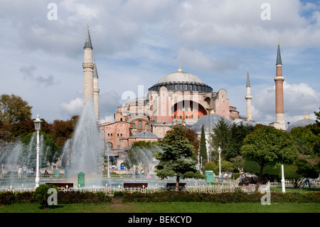 Hagia Sophia große Moschee mit Springbrunnen im Sultanahmet Park unter blauem Himmel, Istanbul, Türkei. Stockfoto