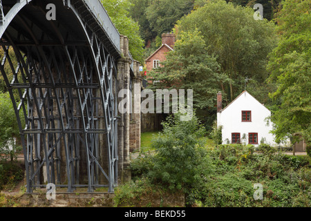 Die erste Eisenbrücke der Welt. Das Weltkulturerbe mit der Ironbridge in Telford, Shropshire, England. Stockfoto