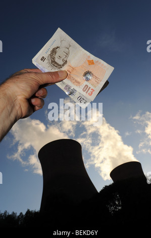 Steigende Energiekosten, die mit Geld und Kraftwerk dargestellt Stockfoto