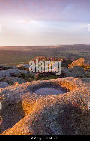 Higger Tor an einem Sommer-morgen bei Tagesanbruch im Peak District National Park Stockfoto