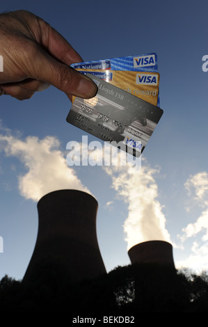 Steigende Energiekosten, die mit Kreditkarten und Kraftwerk dargestellt Stockfoto