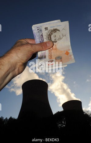 Steigende Energiekosten, die mit Geld und Kraftwerk dargestellt Stockfoto