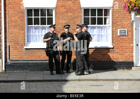 SWAT-Polizisten im Einsatz mit Ganzkörper-Rüstung und Waffen in Wootton Bassett Wiltshire Stockfoto