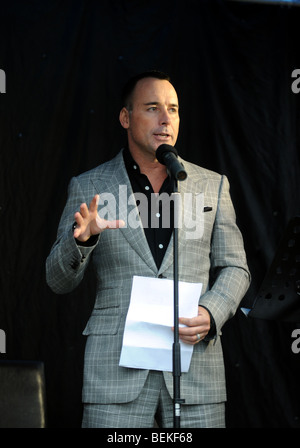 David Furnish Partner von Sir Elton John stellt das Aids-Memorial in Brighton, Sussex UK Stockfoto