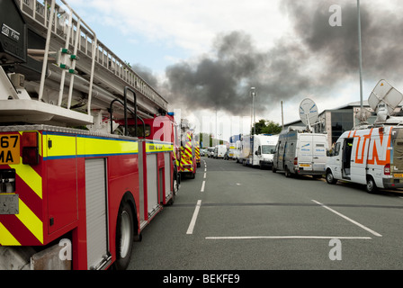 Feuer Gerät und TV Sat-vans der Szene des großen Feuers Stockfoto