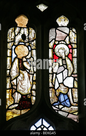 Detail eines mittelalterlichen Buntglasfensters, das St. Apollonia und eine andere heilige, St. Margaret von Antioch Kirche, Cley-next-the-Sea, Norfolk zeigt Stockfoto