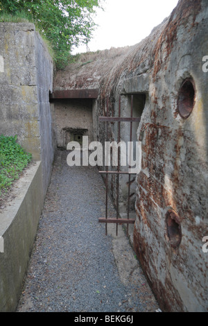 Bewachter Eingang zu einem unterirdischen Bunker Etablissement Hillman deutsche Bunker in der Nähe von Colleville-Montgomery, Normandie. Stockfoto