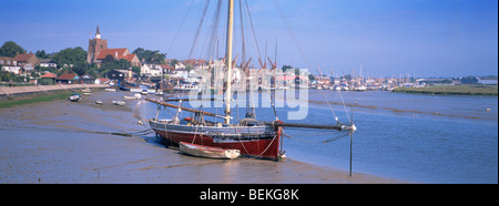 Great Britain England Essex Maldon Hythe Quay River Blackwater Low Tide Telegraph Oyster Boot vor Anker im Kanal Stockfoto