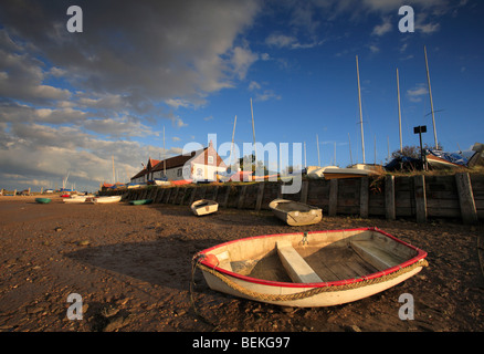 Boote und Yachtausrüster in Burnham Overy Staithe auf der Küste von North Norfolk, England. Stockfoto