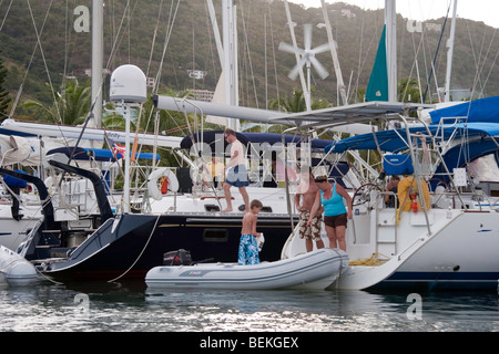Besatzungen Vorbereitung ihre Boote am Wickhams Cay Stockfoto