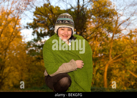 Junge Frau trägt einen Schal Stockfoto