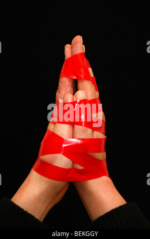 Hände auf einem schwarzen Hintergrund durch Bürokratie verbunden. Stockfoto