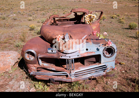 Ein altes rostendes Auto von unbekannten Fabrikats und Modells sitzt in der Goldbergbau Geisterstadt von Elizabethtown, New Mexico. Stockfoto