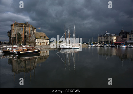 Honfleur. Der alte Hafen von Honfleur in der Normandie, Frankreich. Stockfoto