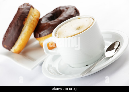 Schokoladen Donuts mit Kaffee Stockfoto