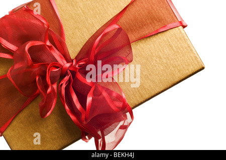 Gold Geschenk mit roter Schleife isoliert auf weißem Hintergrund Stockfoto