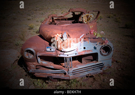 Ein altes rostendes Auto von unbekannten Fabrikats und Modells sitzt in der Goldbergbau Geisterstadt von Elizabethtown, New Mexico. Stockfoto