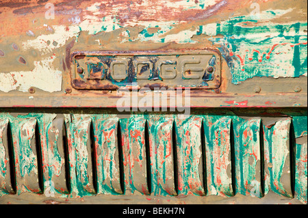 Nahaufnahme "und" Detail eine alte Dodge Truck Haube offenbart viele Farbschichten, in der Goldbergbau Geisterstadt - Elizabethtown, NM Stockfoto