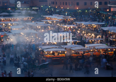 Beschäftigt Imbissbuden von Djemaa el Fna, Marrakesch, Marokko im Morgengrauen. Stockfoto