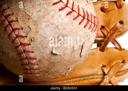 Baseball in Mitt isoliert auf weißem Hintergrund Stockfoto