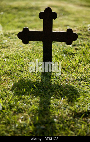 Ein einziges Kreuz steht auf dem grünen Rasen auf einem Friedhof in der Nähe von Dunvegan, Isle Of Skye, Schottland Stockfoto