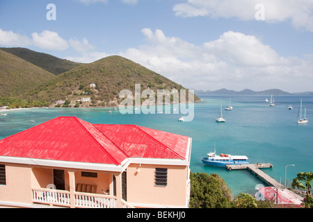 Verankerte Boote und Ferry Dock bei Jost Van Dyke Stockfoto