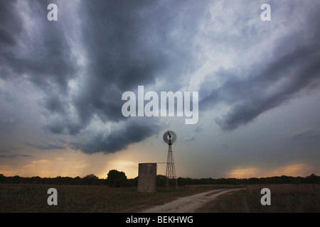 Windmühle bei Sonnenuntergang, Sinton, Fronleichnam, Coastal Bend, Texas, USA Stockfoto