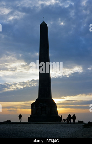 Touristen am Obelisk der Dover Patrol-Denkmal am Cap Blanc Nez bei Sonnenuntergang, Côte d ' Opale, Frankreich Stockfoto