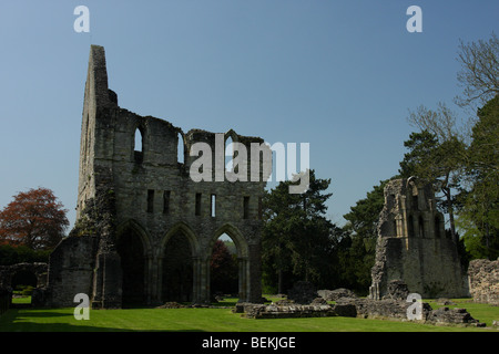 Die Giebelseite und angrenzende Ruinen der Wenlock Priory Cluniac Kloster, auf einem schönen Grundstück in th e Stadt von Much Wenlock, UK Stockfoto