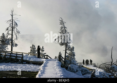 Einer der vielen Promenade Wanderwege verwendet, um Geysire im Yellowstone National Park. Winter. Stockfoto