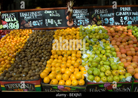 Mandarinen, Kiwis, Orangen, Birnen und Grapefruit auf Verkauf vor einem Lebensmittelgeschäft in New York Stockfoto