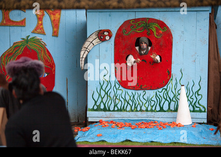 Faule Tomaten werfen Renaissance Fair in Tuxedo, New York Stockfoto