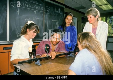 High School Wissenschaft Lehrer beobachtet Studenten optische Experiment durchführen. Stockfoto