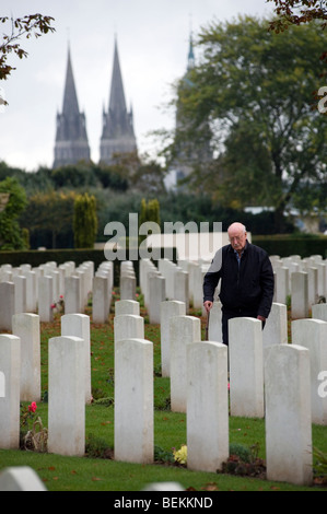 Bayeux Commonwealth War Graves Kommission Cemetery, Bayeux, Normandie, Frankreich. Familienmitglied in Bild, Modell veröffentlicht. Stockfoto