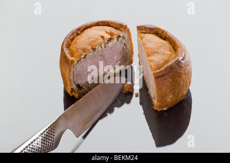 Melton Mowbray Pork Pie in zwei Hälften geschnitten Stockfoto