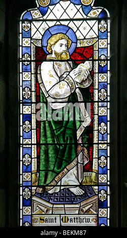 Ein Glasfenster, Darstellung St Matthew the Apostle, All Saints Church, Shipdham, Norfolk Stockfoto