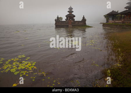 Pura Ulun Danu Bratan oder Pura Bratan Tempel, Candi Kuning, Bali, Indonesien, nebligen Seeblick Stockfoto