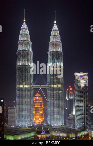 Die Petronas Twin Towers (Malaiisch: Menara Berkembar Petronas) Ual Lumpur, Malaysia, Nachtansicht Stockfoto