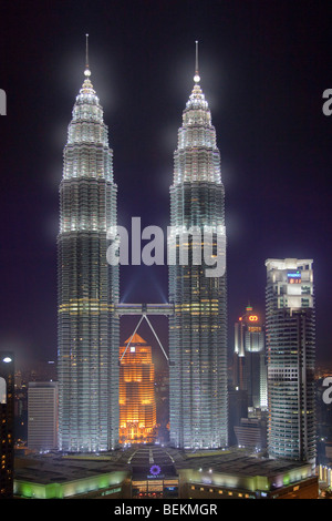 Die Petronas Twin Towers (Malaiisch: Menara Berkembar Petronas) Ual Lumpur, Malaysia, Nachtansicht Stockfoto