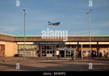 Der Eingang zum Hatton Cross U-Bahn & Busbahnhof, als ein Flugzeug kommt, landen am Flughafen London Heathrow, London, UK. Stockfoto