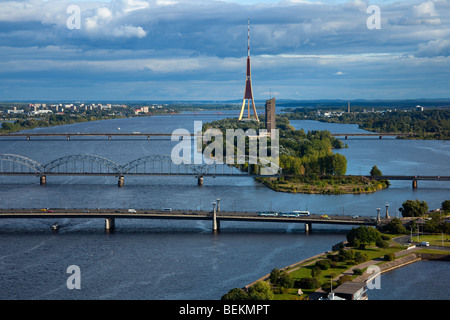 Riga-Brücken und TV Turm von oben Stockfoto